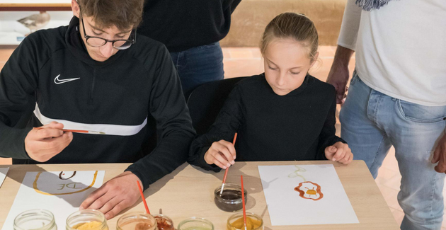 Atelier enfant : peinture à l’ocre et enluminure, Abbatiale-Déas kidklik 44