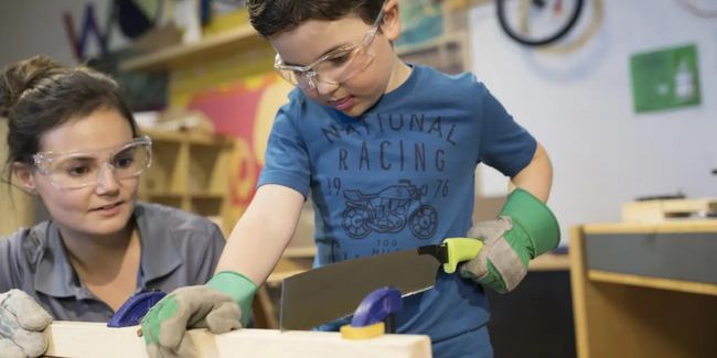 Ateliers de bricolage enfant : fabriquer un jeu en bois "Bamboléo" au Leroy Merlin à Rezé