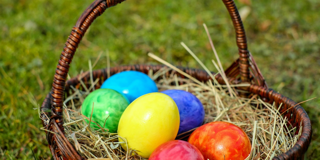 Une chasse aux oeufs colorés en famille, au Croisic