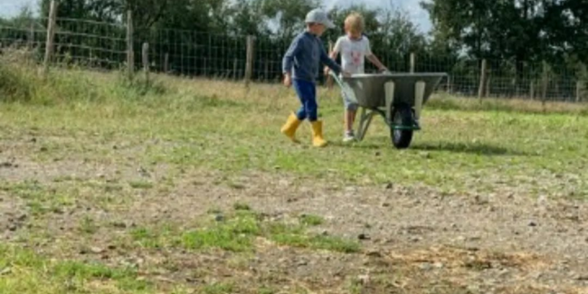 Atelier nourrissage pour les enfants à la petite ferme d'Heïdi