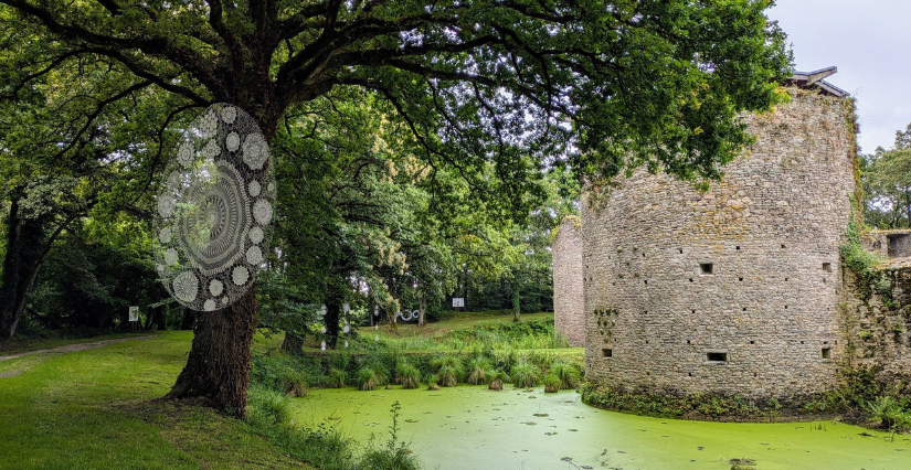 Exposition en plein air "Dentelles au fil au temps" au Château de Ranrouët