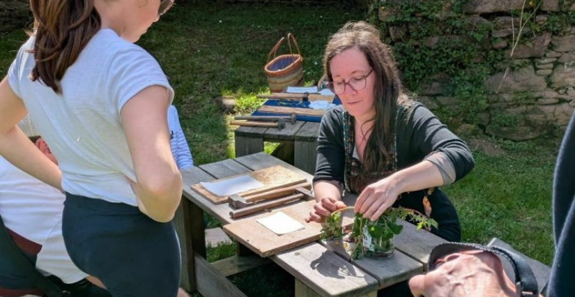 Atelier parent-enfant « papier aux aromates » au Château de Ranrouët Atelier parent-enfant « papier aux aromates » au Château de Ranrouët